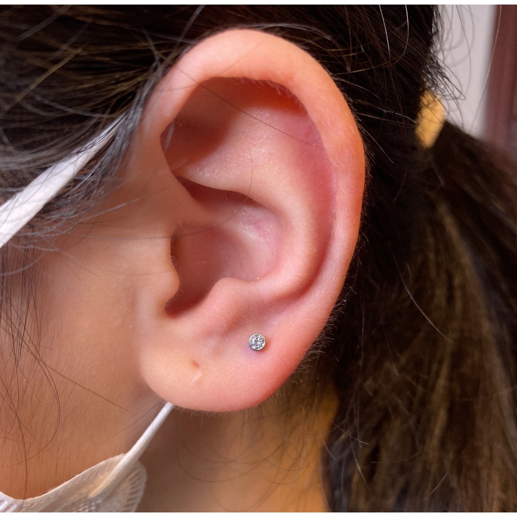 Khuyên tai Titan F136 chuẩn ASTM mặt đá - Crystal Ball Titanium