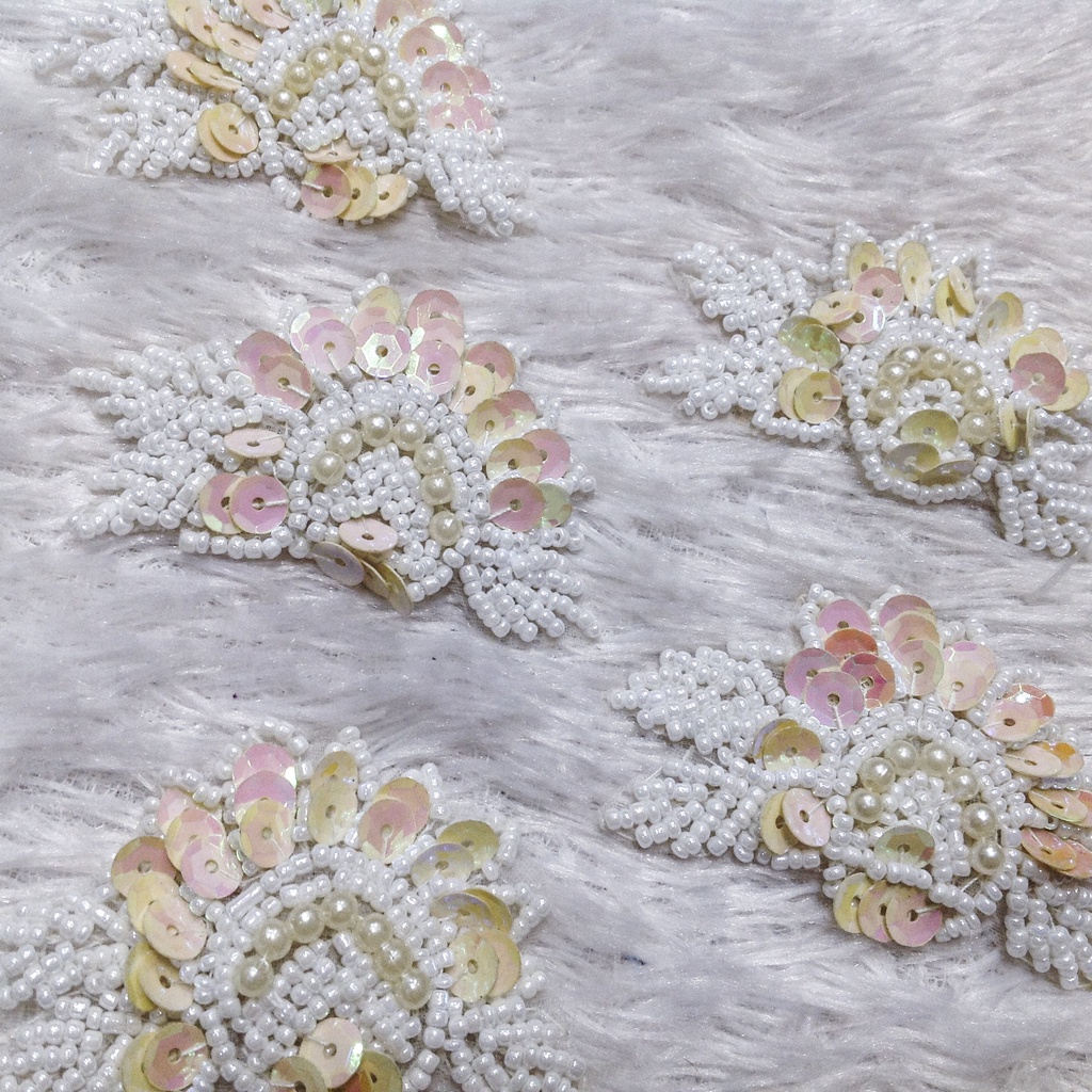 Miếng cườm kim sa kết trang trí đính áo đầm cài vest size 6.5cmx4.2cm