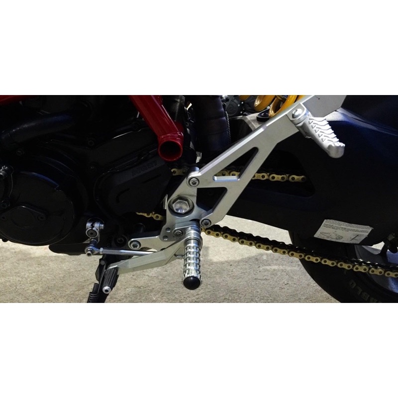 Gác chân Ducati Hypermotard 821 939 CNC RSV racing