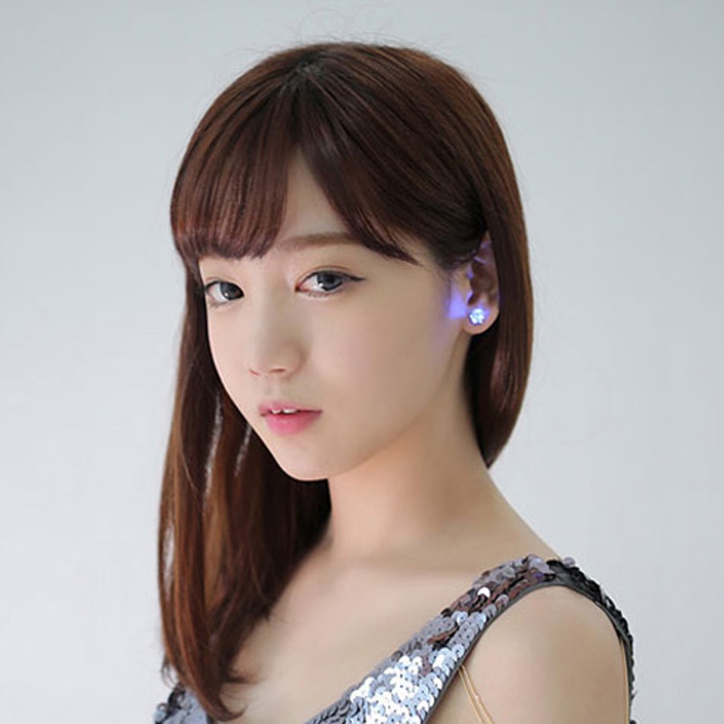 Khuyên tai đính kim cương có đèn LED nhấp nháy đổi màu được