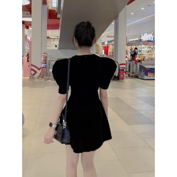 Đầm nhung xẻ vai