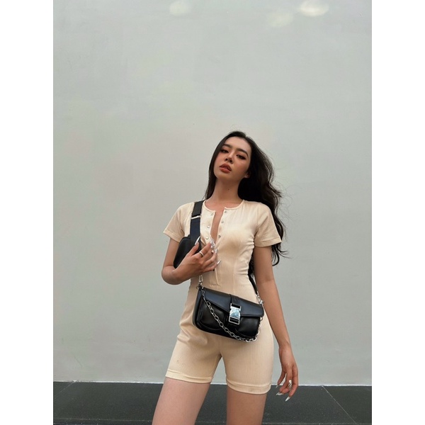 PLAYSUIT NGẮN ÔM BODY ĐÍNH NÚT TRẺ TRUNG NĂNG ĐỘNG C2276 ( Chicholic)