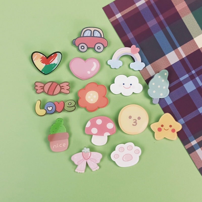Sticker hoạt hình, ghim cài, huy hiệu, phụ kiện trang trí balo túi xách quần áo