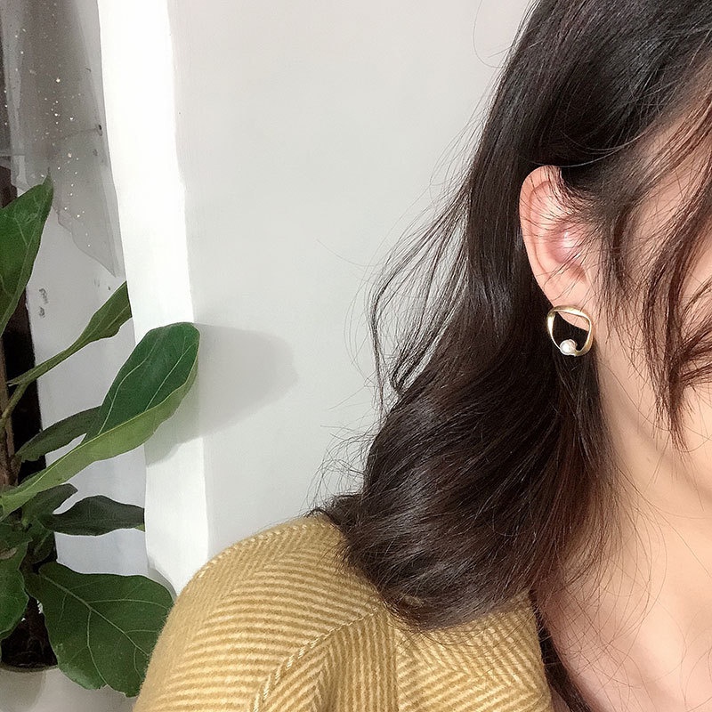 Khuyên tai kim loại hình học bất đối xứng đính ngọc trai giả phong cách Hàn Quốc dễ phối đồ