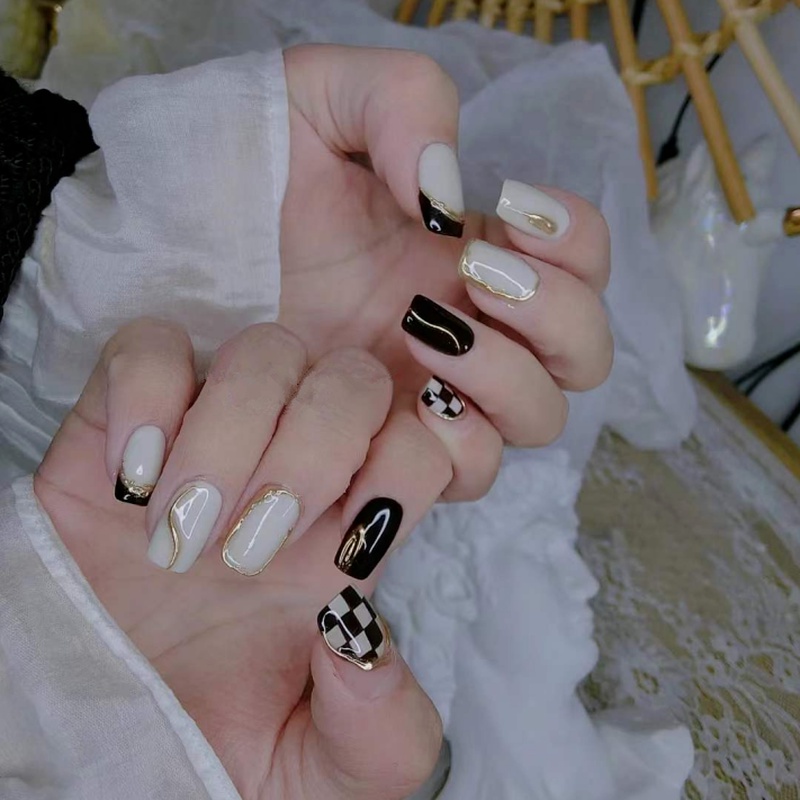 Set 24 móng tay giả kẻ sọc ô vuông màu trắng đen độc đáo cho nữ