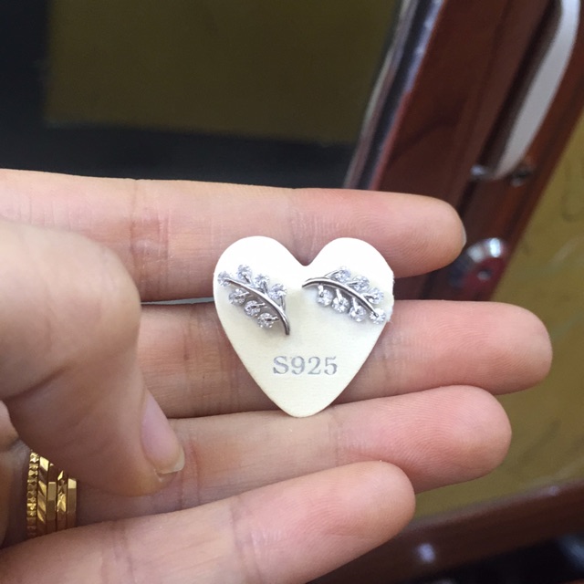 Khuyên tai hình lá oliu me đính đá nhân tạo