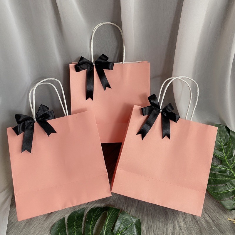 Túi giấy đựng quà - Túi giấy Kraft có quai ngang 20 cao 20 hong 10 cm màu hồng đào tặng kèm nơ đen