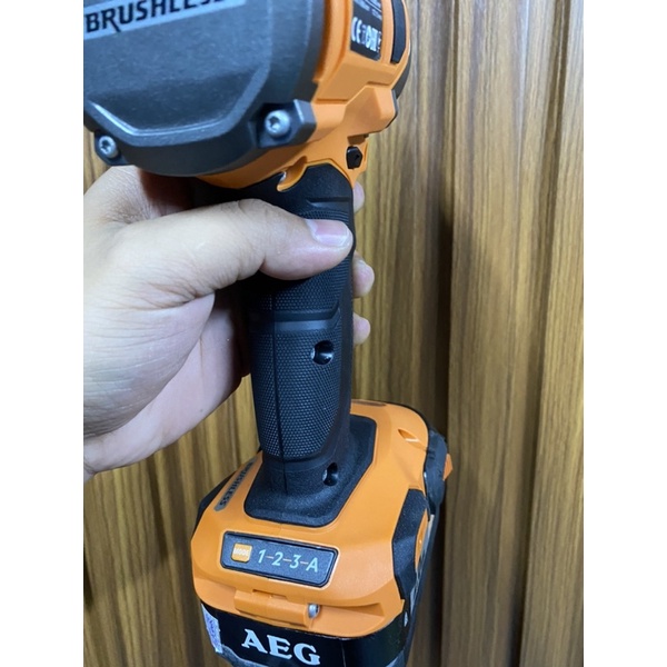 Máy xiết bulong AEG sử dụng pin 18v