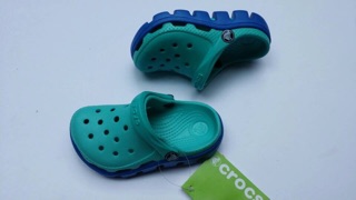 Sục crocs cho bé yêu
