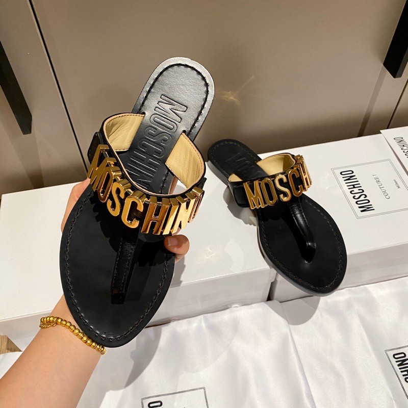 Dép xỏ ngón đế cao quai đính logo chữ đế 3.5cm moschino