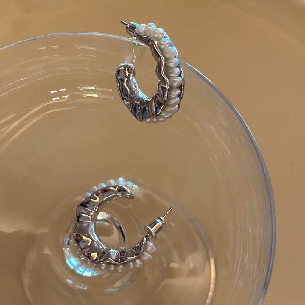 Khuyên tai tròn gợn sóng bất đối xứng phối ngọc trai phong cách retro hiphop 19A1552