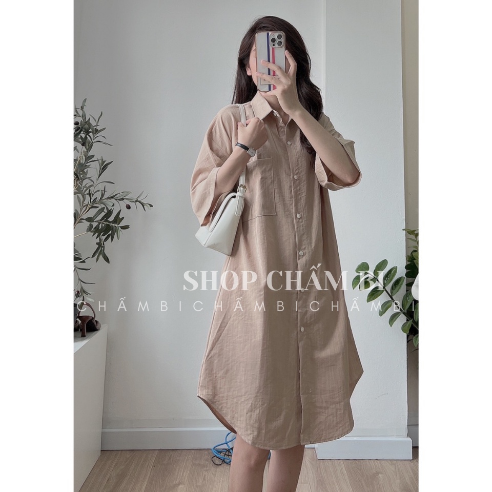Váy sơ mi kiểu nữ V.108, Váy kiểu dáng dài cổ đức túi ngực xẻ tà nhẹ chất đũi xước mát mẻ - Thời trang nữ Chấm Bi