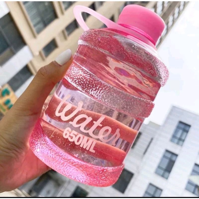 Bình đựng nước nhựa trong có quai cầm 650ml