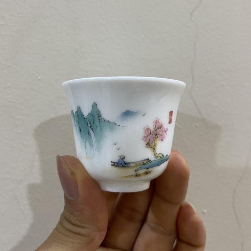 Chén trà sứ Cảnh Đức với nhiều hoạ tiết, dùng uống trà xanh, trà có hương thơm.