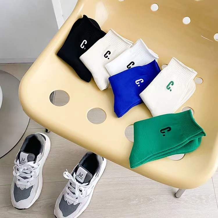 Vớ cotton thời trang giữa bắp chân màu trơn có chữ cho nữ