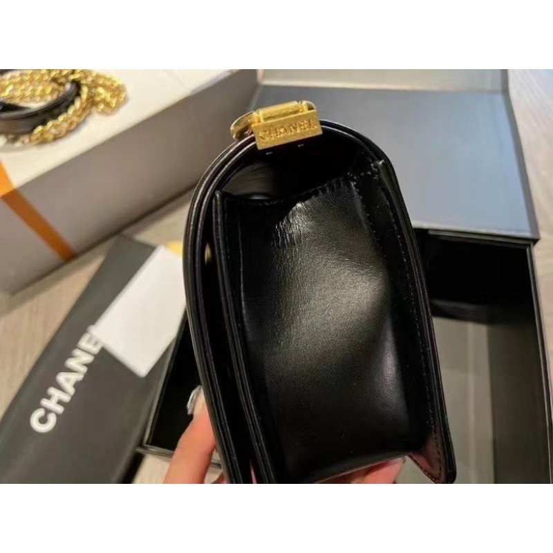 Túi xách CL màu đen.