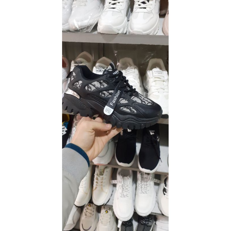 Giày thể thao nâng đế