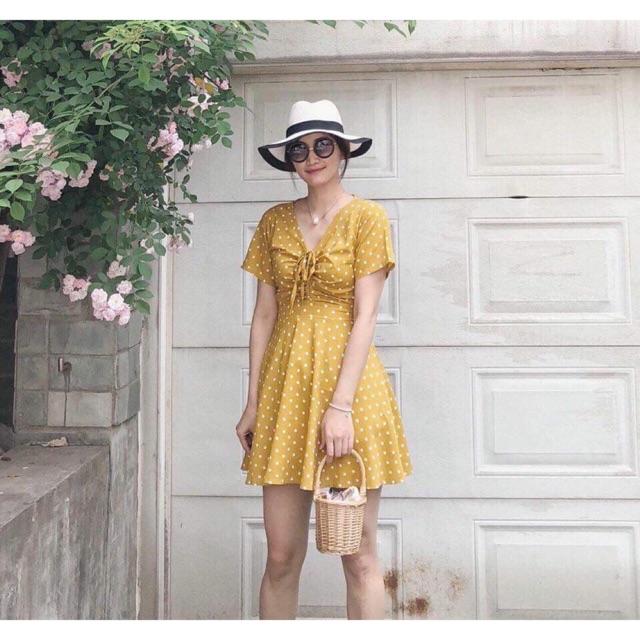 Đầm bi vàng nhúng ngực