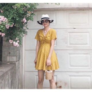 Đầm bi vàng nhúng ngực