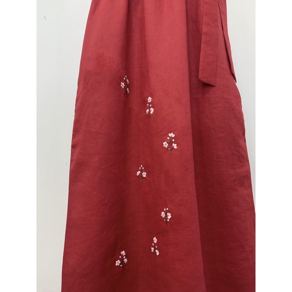 Đầm linen cổ yếm hoạ tiết thêu tay hoa rơi