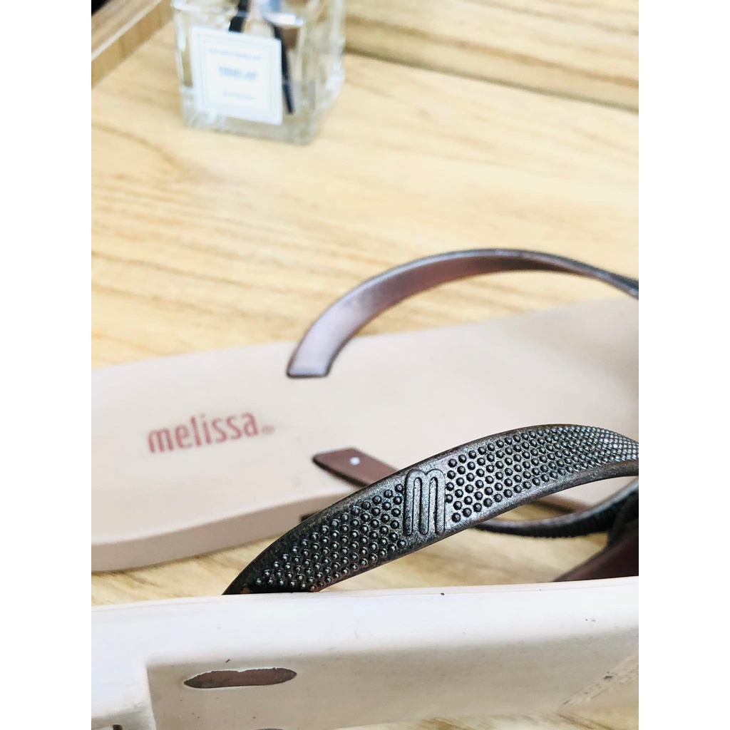 Đôi dép kẹp hiệu Melissa của Brazil, hàng đã qua sử dụng