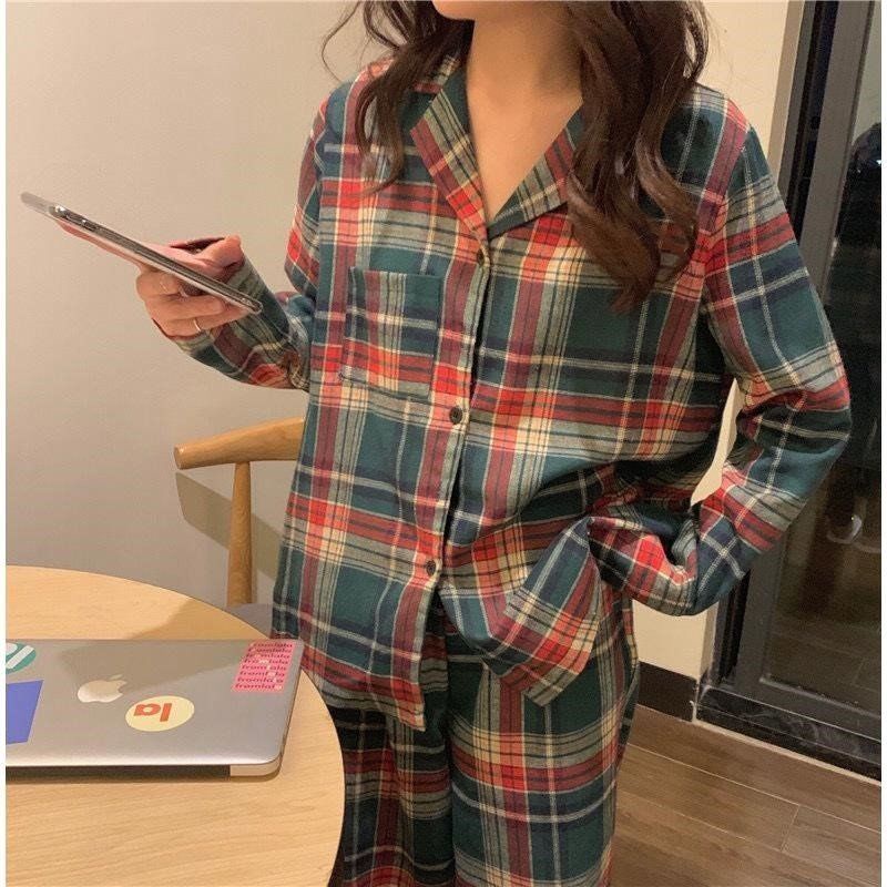 Bộ đồ ngủ tay dài dáng rộng họa tiết kẻ sọc màu đỏ + xanh lá phong cách Hàn Quốc thời trang xuân thu cho nữ | BigBuy360 - bigbuy360.vn