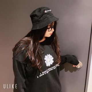 Áo sweater thêu hoa cúc