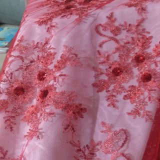 Vải ren cúc đỏ