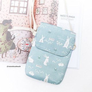 Túi đeo chéo nữ họa tiết Thỏ Con vintage, gồm 2 ngăn có khóa kéo đây ạ