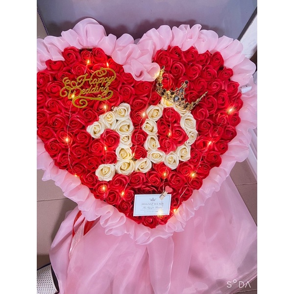 Hoa kỉ niệm ngày cưới- bó hoa hồng 99 bông nhận xếp chữ theo yêu cầu ( thay đổi màu hoa và màu voan theo yêu cầu)