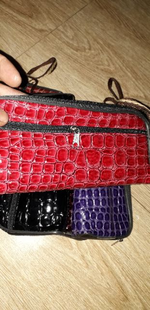 Chiếc ví da Pu cầm tay kích thước dài 20cm và rộng 10 cm có 2 ngăn rất đẹp như hình