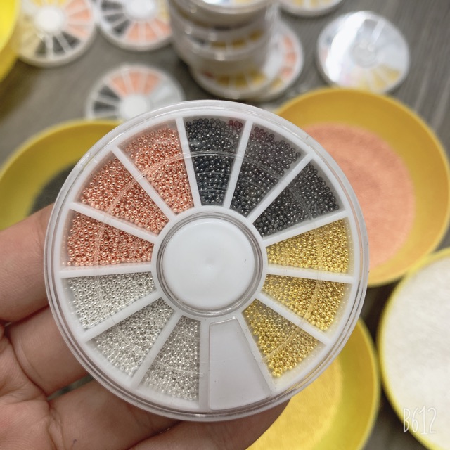 Set bi nhỏ 4 màu trong khay tròn bi nhỏ dùm để làm nhị hoa các loại hoa có thể phối chung với đá khi thiết kế cho móng ạ