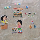 Đóng gói cẩn thẩn. Tranh khá dính. Mua 3 bộ thì có bộ bảng chữ cái di bị gấp nếp khi vận chuyển nên khi dán, chỗ gấp nêp bị bong ra, mh phải dùng thêm băng dính 2 mặt. 2 bộ kia oke, hình ảng to, rõ, dính tốt.