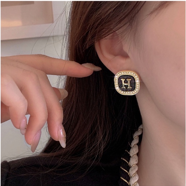 Hoa tai hình chữ cái thời trang thu đông