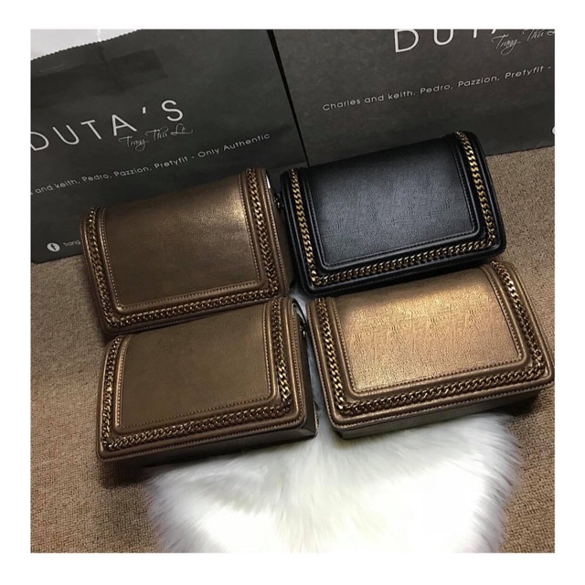 Túi Charles and keith viền xích size to