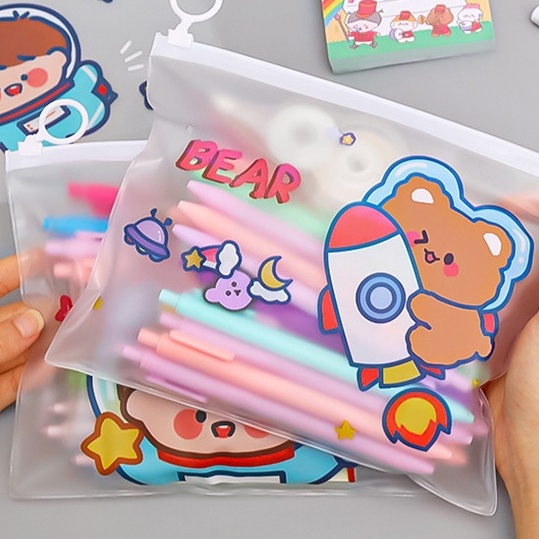 &lt;Video Review&gt; Túi Đựng Hồ Sơ PVC Trong Suốt Chống Thấm Nước Sức Chứa Lớn Đựng Đồ Cá Nhân Bút Hình Phi Hành Gia D046