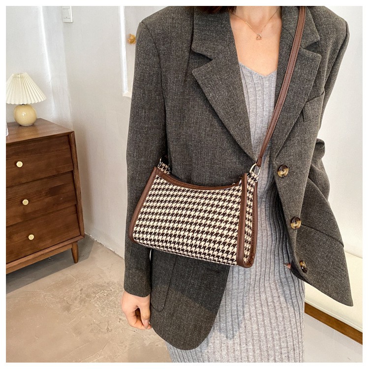 Túi nữ đeo chéo dáng vuông  phong cách cổ điển | BigBuy360 - bigbuy360.vn