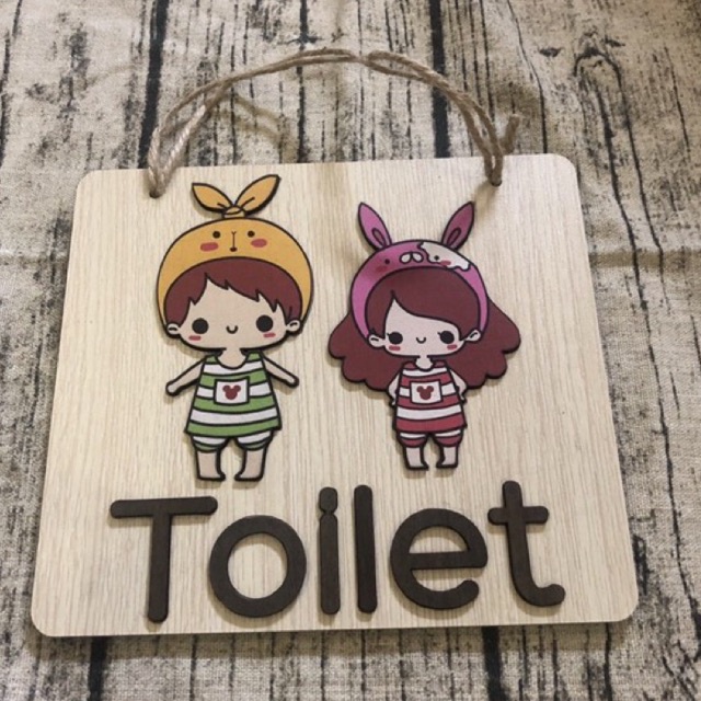 Bảng gỗ treo cửa nhà vệ sinh nhà tắm hình hai em bé có dây treo tặng móc dán