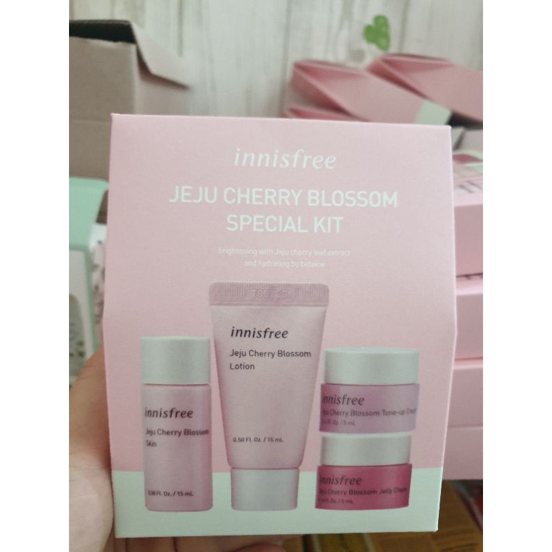 Bộ Dưỡng Dưỡng Ẩm Và Nâng Tông Da Sáng Innisfree Jeju Cherry Blossom Special Kit Mini