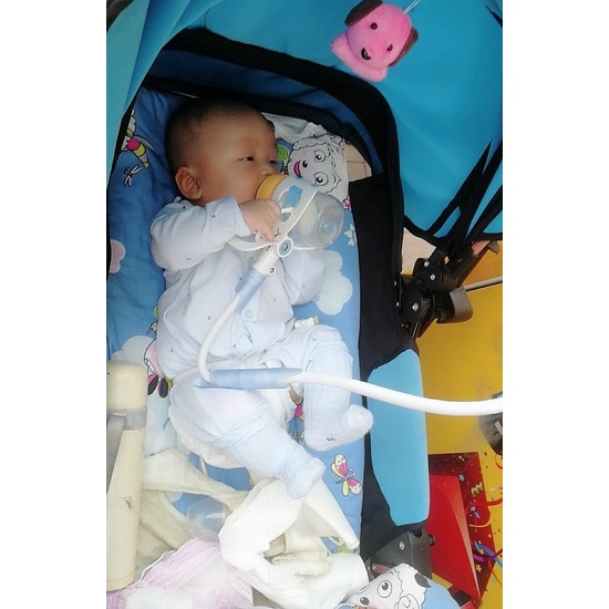 Dụng Cụ Giữ Bình Sữa Cho Bé Bú