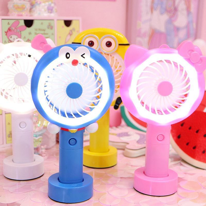 Quạt Mini Cầm Tay Đèn Led Có Đế Doremon - Kitty