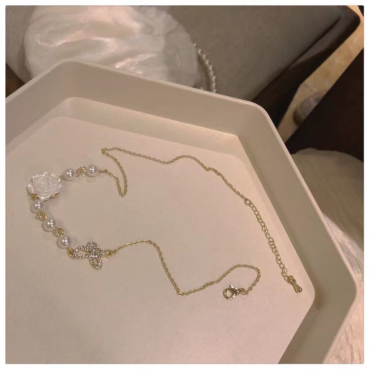 Dây Chuyền Choker Hoa Hồng Trắng Phối Hình Bướm Đính Đá - Vani Store