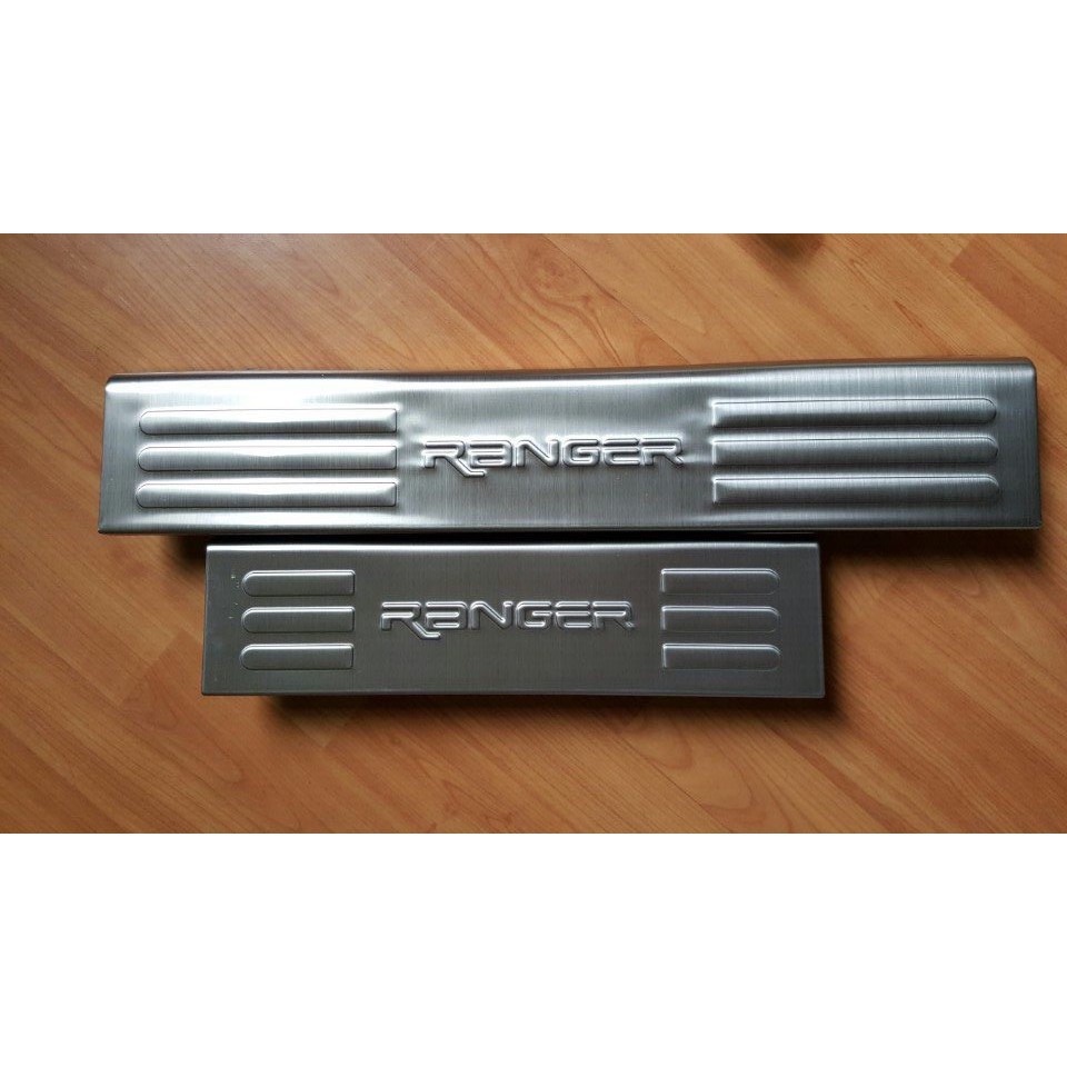 Nẹp bước chân, ốp bậc cửa xe Ford Ranger 2016 đến 2020 -mẫu Inox cao cấp+ tặng kèm keo tăng dính