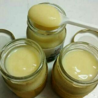 Sữa ong chúa tươi nguyên chất.