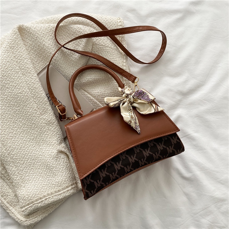 Túi đeo chéo vai in chữ thời trang năm 2021