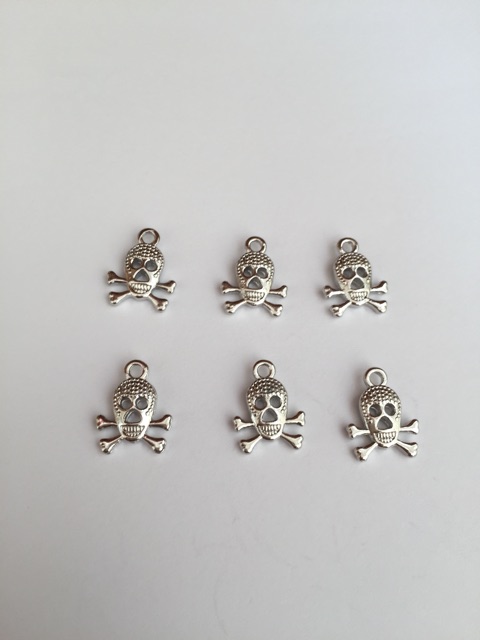 Charm Biểu Tượng Bạc Thái Xâu Vòng