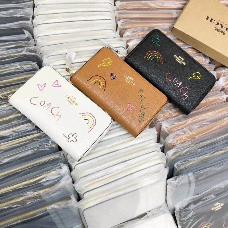 Ví điện thoại da thật với hoạ tiết thêu trẻ trung Coach xinh full box