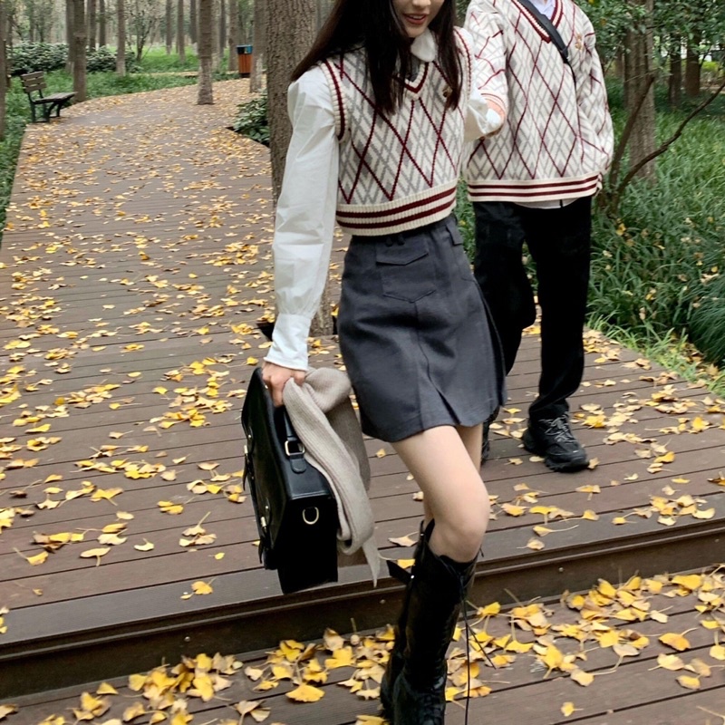 C1 Áo Đôi Áo Ghile Nữ Croptop Và Áo Len Nam Cổ Chữ V Kẻ Sọc Thêu Gấu Mỏng Nhẹ Mặc Thu