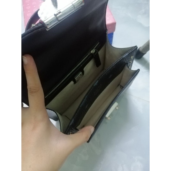 Túi m...cm* màu đen tán đinh viền túi