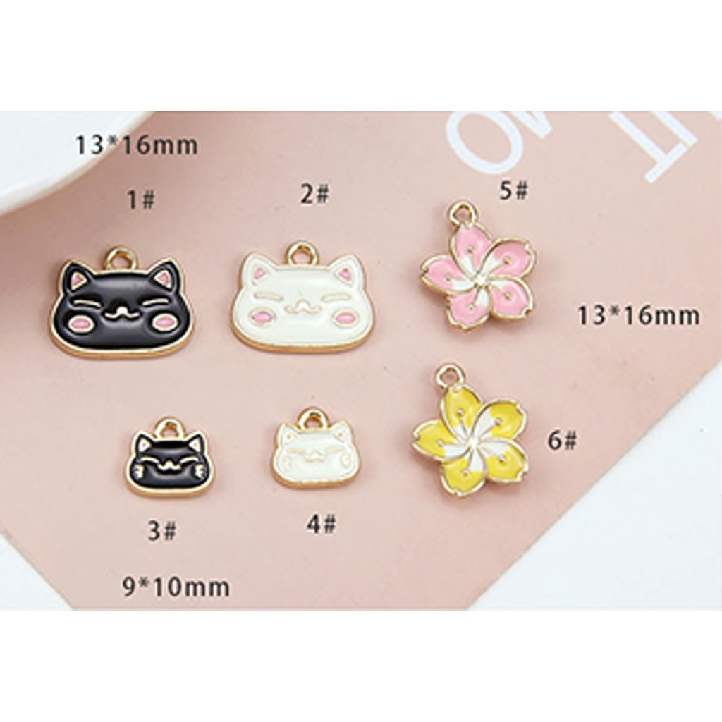 Charm kim loại mèo may mắn và hoa đào